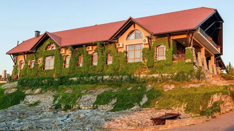 Luxury Farmhouses & Estate Living: Insights on Premium Farmhouse Plots, Weekend Retreats, and Organic Luxury Villas