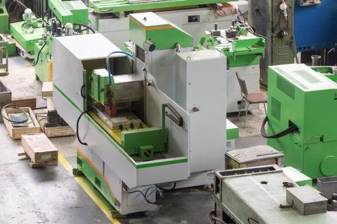 Plastic Compression & Forming Machines: Information on Materials and Operating Methods